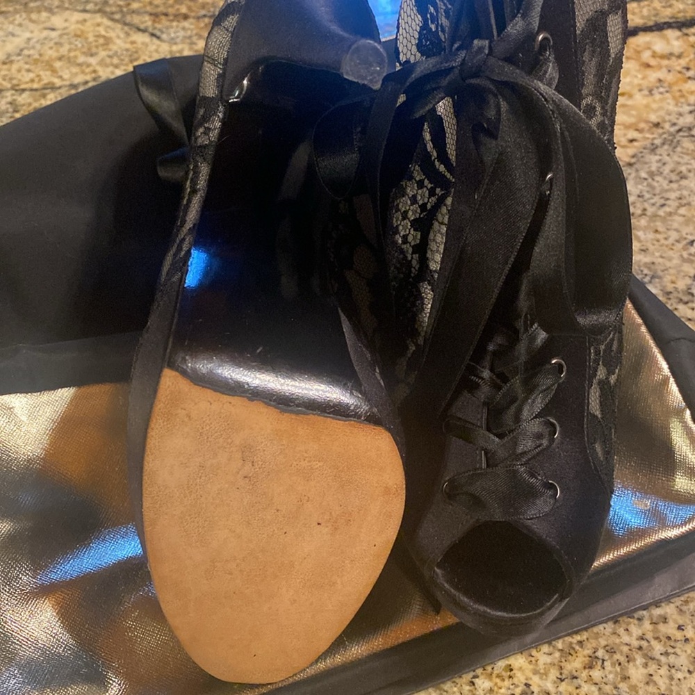 Stuart Weitzman - Picture 6 of 16